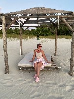 Здравствуйте,  меня зовут Елена,  57 лет.  Я дипломированный специалист по массажным техникам с опытом работы более 20 лет и мед.  образованием.  Имеются все дипломы,  сертификаты.  Провожу сеансы мас ...