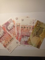 1 октября 2022 года стало знаковым для всех,  у кого были на руках наличные фунты стерлингов.  С этого дня все бумажные купюры перестали являться платежным средством.  Продать фунты старого образца мо ...