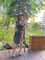 Здравствуйте,  меня зовут Елена,  57 лет.  Я дипломированный специалист по массажным техникам с опытом работы более 20 лет и мед.  образованием.  Имеются все дипломы,  сертификаты.  Провожу сеансы мас ...