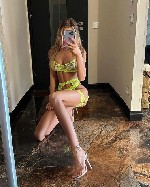 Я подхожу к тебе близко,  но оставляю крошечное расстояние,  этого достаточно,  чтобы ты почувствовал моё тепло,  но не достаточно,  чтобы насладиться им.  Мои глаза блестят от желания,  и я знаю,  чт ...