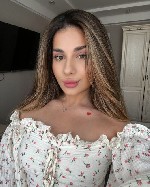 У меня есть все,  чтобы сделать твой вечер незабываемым.  Я предлагаю широкий спектр услуг:  от незапамятных массажей до умелого стриптиза.  Я знаю,  как доставить удовольствие и радость своим клиента ...