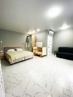 Продаю 3-хэтажную гостиницу (жилой дом) 250м на земельном участке 4 сотки.  

Свежий ремонт.  

Благоустроенная территория,  парковка.  

Коммуникации:  

Канализация:  Автономная,  скважина
 ...