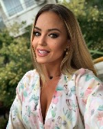 Ищу постоянного партнера для нечастых встреч,  парня или девушку.  Готова помогать материально,  возможно с проживанием,  помогу с переездом.  
От вас требуется:  возраст 20-57 лет,  приятная внешнос ...