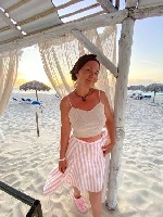 Здравствуйте,  меня зовут Елена,  57 лет.  Я дипломированный специалист по массажным техникам с опытом работы более 20 лет и мед.  образованием.  Имеются все дипломы,  сертификаты.  Провожу сеансы мас ...