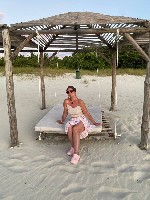 Здравствуйте,  меня зовут Елена,  57 лет.  Я дипломированный специалист по массажным техникам с опытом работы более 20 лет и мед.  образованием.  Имеются все дипломы,  сертификаты.  Провожу сеансы мас ...