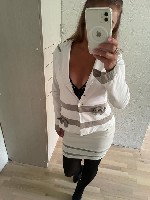 Симпатичная раскрепощенная девушка!! Стройная,  фигурка отличная! Разденусь для вас.  ВИРТ.  по видеозвонку или горячая переписка с фото.  Сквирт!!
А также предлагаю мои горячие эро фото и видео сюже ...