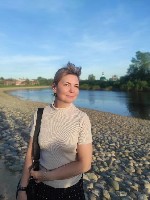 Здравствуйте,  меня зовут Елена,  57 лет.  Я дипломированный специалист по массажным техникам с опытом работы более 20 лет и мед.  образованием.  Имеются все дипломы,  сертификаты.  Провожу сеансы мас ...