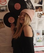 Я просто ваша соседская девушка,  обладающая классом,  индивидуальностью и остроумием.  Позвольте мне взять вас с собой в приключение,  освободить вас от стресса и позволить вам насладиться тем,  что  ...