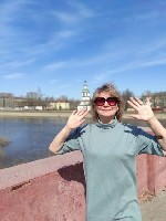 Здравствуйте,  меня зовут Елена,  57 лет.  Я дипломированный специалист по массажным техникам с опытом работы более 20 лет и мед.  образованием.  Имеются все дипломы,  сертификаты.  Провожу сеансы мас ...