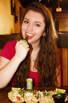 м.  Новокресто,  Милая раскованная соблазнительница с рабочими отверстиями. ...