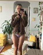 Я — твой риск в красном платье.  
Я не обещаю спокойствия.  Со мной азарт,  как в казино:  взгляд,  от которого кружится голова,  и слова,  что обжигают сильнее вина.  Я люблю мужчин,  которые не боя ...