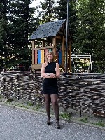 Здравствуйте,  меня зовут Елена,  57 лет.  Я дипломированный специалист по массажным техникам с опытом работы более 20 лет и мед.  образованием.  Имеются все дипломы,  сертификаты.  Провожу сеансы мас ...