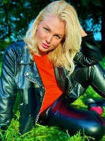 метро ленинский проспект,  а ты снова едешь не домой опять званишь столько дел ты скоро станешь звездой ты хороший и простой ...