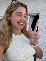 Я очаровательная и неотразимая женщина,  мастер искусства соблазнения,  готовая перенести вас в уникальный опыт,  где переплетаются страсть и желание.  Полностью ваш,  я здесь,  чтобы воплотить в жизн ...