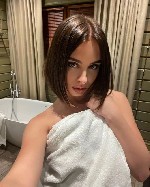 Моя кожа пылает от одного только взгляда на тебя,  мои мысли полны тебя.  Я представляю,  как твои руки находят меня,  как твои губы скользят по моей шее 💋.  @NikiLoveDeep ...