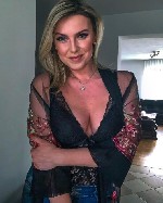 Ищу постоянного партнера для нечастых встреч,  парня или девушку.  Готова помогать материально,  возможно с проживанием,  помогу с переездом.  
От вас требуется:  возраст 20-57 лет,  приятная внешнос ...