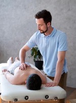 место в центре,  массажный стол.  
Массаж простаты выполняется совместно с корсай массажем и массажем поясницы.  Массаж поясницы очень важен для улучшения кровообращения,  активизации биологически- а ...