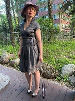 Здравствуйте,  меня зовут Елена,  57 лет.  Я дипломированный специалист по массажным техникам с опытом работы более 20 лет и мед.  образованием.  Имеются все дипломы,  сертификаты.  Провожу сеансы мас ...