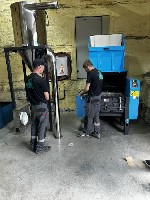 Принимаем и перерабатываем полимерные отходы любого вида и сложности:  брак изделий,  литники,  оплавы,  стрэнги,  отходы производства,  а также изделия любых форм,  толщин,  объемов и масс.  
Наши у ...