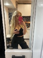 Я молоденькая и очень красивая девушка,  но при этом я так же опытная) Так что,  можно сказать,  что я почти идеальная,  потому что я молодая,  красивая ...