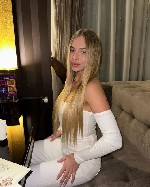 Я - та,  кто знает,  как тебя подогреть до кипения,  и увести в мир настоящего удовольствия.  Мои формы - это симфония,  а мои умения в постели заставят твое сердце биться быстрее.  Приготовься к ночи ...