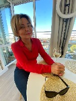 Здравствуйте,  меня зовут Елена,  57 лет.  Я дипломированный специалист по массажным техникам с опытом работы более 20 лет и мед.  образованием.  Имеются все дипломы,  сертификаты.  Провожу сеансы мас ...