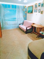 1-ком.  кв.  до 3 чел.  в частном секторе.  на море.  ул.  Южная 24.  У нас чисто,  уютно,  безопасно!,  Первый этаж 2-х эт.  дома.  Уютный дворик,  столик,  виноградная тень.  В кв.  2 новых дивана,  ...