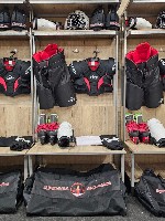 Предоставляем услуги по аренде хоккейной формы или отдельных элементов экипировки.  

Наши специалисты помогут подобрать комплект на каждого игрока,  расскажут,  как и что одевать,  и в каком порядк ...