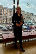 Здравствуйте,  меня зовут Елена,  57 лет.  Я дипломированный специалист по массажным техникам с опытом работы более 20 лет и мед.  образованием.  Имеются все дипломы,  сертификаты.  Провожу сеансы мас ...