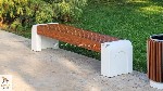 Массивные парковые скамейки из дерева лиственницы на прочных бетонных опорах.  
Лиственница пропитана маслом или окрашена современными красками.  
Бетон армирован железом,  полипропиленовой фиброй и ...