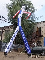 Аэромен — надувной танцующий воздушный человек,  который стал неотъемлемой частью современного рекламного и праздничного оформления.  Этот яркий и динамичный элемент привлекает внимание и создает поло ...