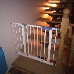 Детские ворота безопасности премиум класса. 
Материал-металл, фурнитура-пластик.
Цвет - белый, фурнитура - синяя.
Размер от 75 до 85 (ставятся в распор, не требуют сверления)
есть дополнительные с ...