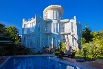 Представляем Вашему вниманию элитную виллу на берегу моря. Расположена в закрытом охраняемом поселке, в районе отеля "Дагомыс". Эксклюзивный ландшафтный дизайн территории, площадь которой 20 соток. Па ...