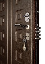 Ремонт металлических дверей и гаражных ворот. 
Вскрытие замков без повреждения двери. Врезка и замена замков. 
Утепление металлических дверей. Сварочные работы.
Перетяжка винилискожи. Отделка ламин ...