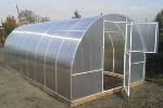 Каркас теплицы изготавливается из оцинкованной трубы 20*20, имеет мощное основание из металлического профиля 40*20, цельносварные торцы(в стоимость входит одна дверь). 
Каркас теплицы изготовлен из м ...