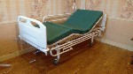 Кровать для ухода за лежачими больными. Складывающееся ограждение. Винтовая регулировка высоты изголовья и изножья. В употреблении была 3 месяца. Вместе с кроватью отдаю матрас четырехсекционный, матр ...