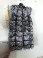 Продаю жилетку из чернобурой лисы, цвет серо голубой, без утеплителя,длина до колен размер 46-48, совершенно новая. ...