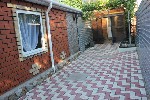 Продается дом в центре г. Ейска, 65,4 кв.м. Удобства, въезд, отдельный двор. Отдельно на этом же участке двухэтажное здание минигостиницы , 110 кв.м., на 7 номеров. Удобства, во дворе кухня-столовая,  ...