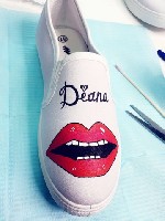 Добрый день! 
Наша мастерская занимается продажей слипонов с ручной росписью.
Дудлинг. Отличной подходит для повседневной носки.
Стань индивидуальнее на работе!
Наши постоянные клиенты - лашмейкер ...