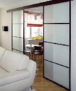 Когда использование обыкновенных дверей, по какой-то причине, невозможно или затруднено, на помощь приходят межкомнатные перегородки. Традиционно такие нестандартные двери используют для сохранения жи ...