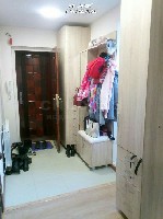 Продается 1 комнатная отличная квартира! 
Пластиковые окна (балкон утеплен). Везде натяжные потолки, пол ламинат, на кухне, прихожей, ванна и туалет плитка, все радиаторы новые, установлены счетчики. ...