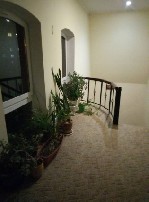 Это совсем новое общежитие.
с современной мебелью и техникой.
а так же очень воодушевленный персонал.
мы находимся в 3 мин.от метро.это отдельно стоящее здание со своим двориком.
у нового хостела  ...