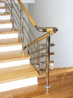 Ограждения из нержавеющей стали применяются для создания перил, опор, усиления несущих функций и декоративного украшения лестниц., Металлическая конструкция служит надежной опорой, состоящей из труб ( ...