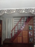 Фасадная часть жековского дома в ЦЕНТРЕ ГОРОДА. Ул. Попуденко. (Деснянская Правда, Музей Кцюбинского, Центр. рынок 1 остановка). Альтернатива квартире. В доме 4 комнаты 95/62/6, 2 этажа, веранда, подв ...