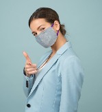 Маска многоразовая, ее можно стирать ежедневно!
Внутри маски в мешочке находится размолотая кедровая живица, эфирные пары которой вдыхает человек. Она санирует все воздушное пространство маски, обезз ...