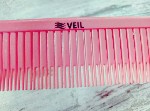 Расческа для мелирования Veil. 
Неповторимый и уникальный дизайн, который позволяет с помощью разделенных гребней и удлиненного стержня выделять тончайшие пряди для достижения эффекта вуального мелир ...