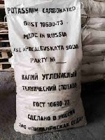 Калий углекислый технический (поташ) K2CO3 — средняя соль калия и угольной кислоты, белое кристаллическое вещество, хорошо растворимое в воде.
Используется в качестве противоморозной добавки в химиче ...