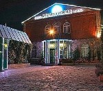 Гостиничный комплекс расположен в Заельцовском районе на пересечении 
улиц Жуковского и Мочищенского шоссе. 
В Комплекс входит – 2х этажное здание отеля ; Отдельно стоящее здание бани; 
Оборудованн ...