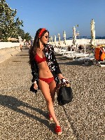 Очаровательная леди с красивой грудью не проведу время с понимающим и опытным мужчиной.. Я опускаюсь на колени и беру его губами. Мне нравится его вкус. Я нежно посасываю его, лаская головку языком... ...