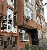 Продается 1-комнатная квартира площадью 35,2 кв. м на 1 этаже 6 этажного монолитного дома. Отличная комфортная квартира. Пол - керамогранит, при включённом отоплении - подогрев. Квартира сухая, тёплая ...